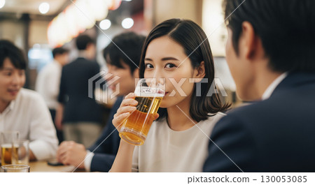 下班後和同事在居酒屋喝酒 130053085