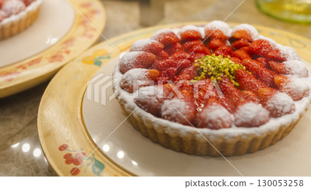 陳列櫃裡的草莓塔 130053258