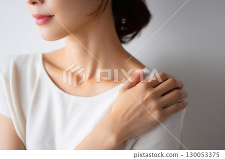 A woman suffering from stiff shoulders 130053375