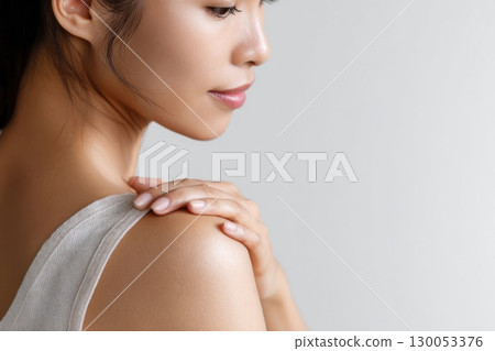 患有肩膀僵硬的女人 130053376