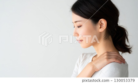 患有肩膀僵硬的女人 130053379