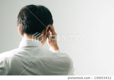 一個男人患頭痛 一個男人患頭痛 130053412