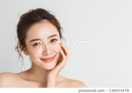 有微笑的美麗的皮膚婦女 130053479