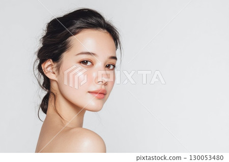 微笑美麗的女人看著相機 130053480