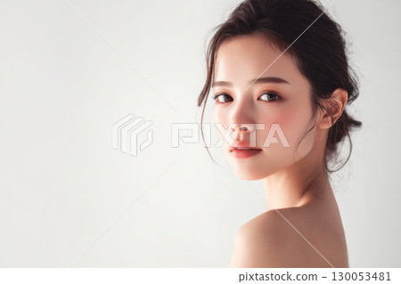 美麗的女人看著相機 美麗的女人看著相機 130053481