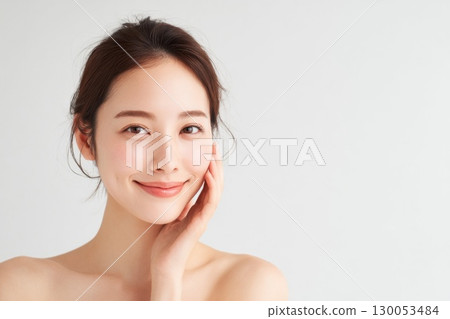 一個女人笑著對著鏡頭的眼睛 130053484