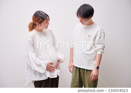 面對面的夫婦,孕婦,孕婦 面對面的夫婦,孕婦,孕婦 130054023