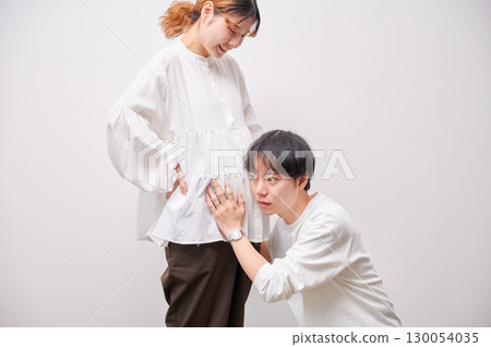 面對面的夫婦,孕婦,孕婦 面對面的夫婦,孕婦,孕婦 130054035