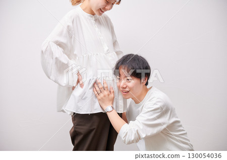 面對面的夫婦,孕婦,孕婦 面對面的夫婦,孕婦,孕婦 130054036