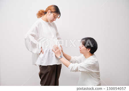 面對面的夫婦,孕婦,孕婦 面對面的夫婦,孕婦,孕婦 130054057