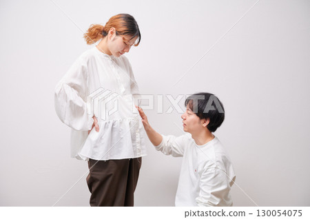 面對面的夫婦,孕婦,孕婦 面對面的夫婦,孕婦,孕婦 130054075