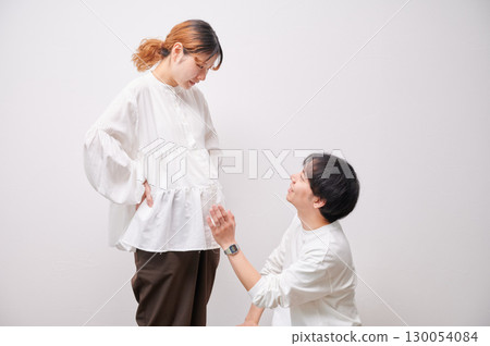 Couple facing each other, pregnant woman, maternity 130054084