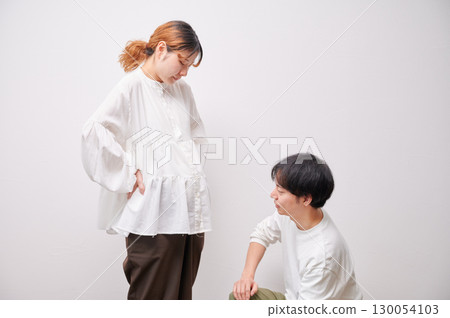 面對面的夫婦,孕婦,孕婦 面對面的夫婦,孕婦,孕婦 130054103