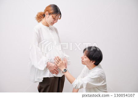 面對面的夫婦，孕婦，孕婦 130054107
