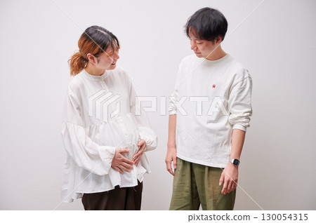 Couple facing each other, pregnant woman, maternity 130054315