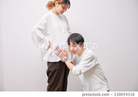 Couple facing each other, pregnant woman, maternity 130054316