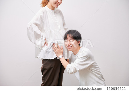 Couple facing each other, pregnant woman, maternity 130054321