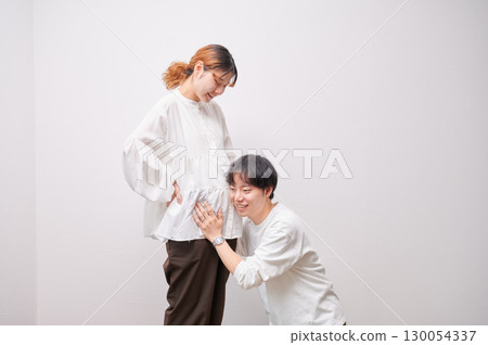 Couple facing each other, pregnant woman, maternity 130054337