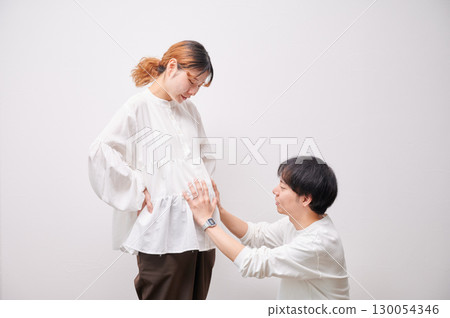 面對面的夫婦,孕婦,孕婦 面對面的夫婦,孕婦,孕婦 130054346