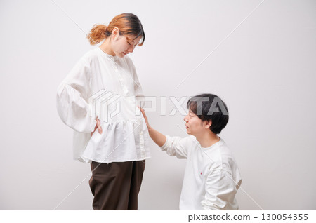 面對面的夫婦,孕婦,孕婦 面對面的夫婦,孕婦,孕婦 130054355
