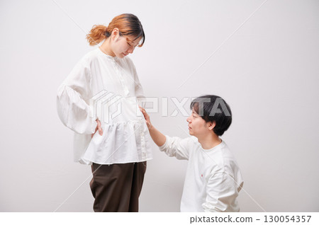 面對面的夫婦,孕婦,孕婦 面對面的夫婦,孕婦,孕婦 130054357