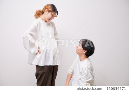 面對面的夫婦,孕婦,孕婦 面對面的夫婦,孕婦,孕婦 130054371
