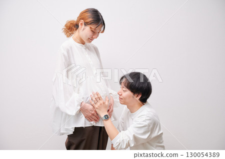 Couple facing each other, pregnant woman, maternity 130054389