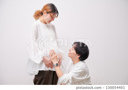 Couple facing each other, pregnant woman, maternity 130054401