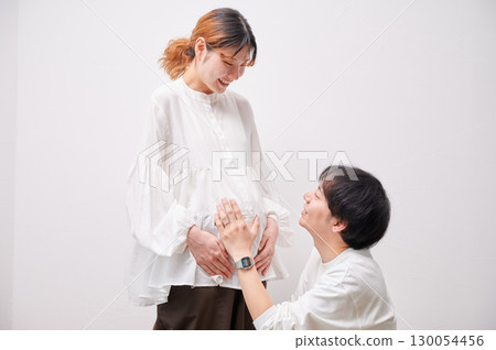 Couple facing each other, pregnant woman, maternity 130054456