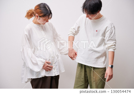 面對面的夫婦，孕婦，孕婦 130054474