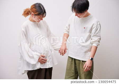 面對面的夫婦，孕婦，孕婦 130054475
