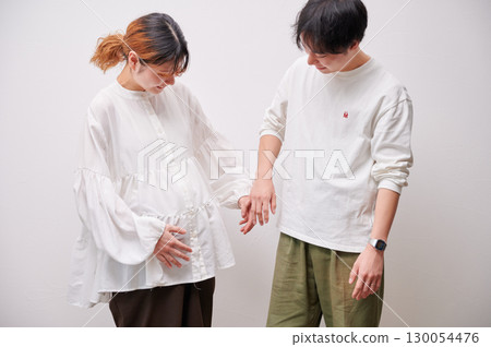 面對面的夫婦,孕婦,孕婦 面對面的夫婦,孕婦,孕婦 130054476