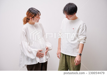 Couple facing each other, pregnant woman, maternity 130054479