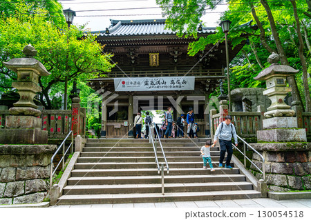 [Tokyo] The gate of Takao-san Yakuo-in Temple, surrounded by abundant nature 130054518