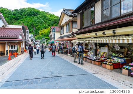 [Tokyo] The approach to Mount Takao is lined with a variety of restaurants 130054556