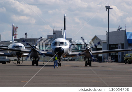 地勤人員向螺旋槳飛機發出起飛訊號 130054708