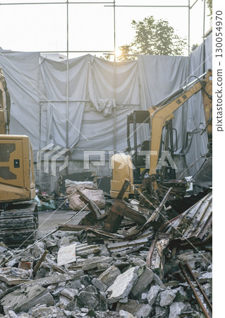 建築拆除現場和挖土機，工地散落著瓦礫 130054970