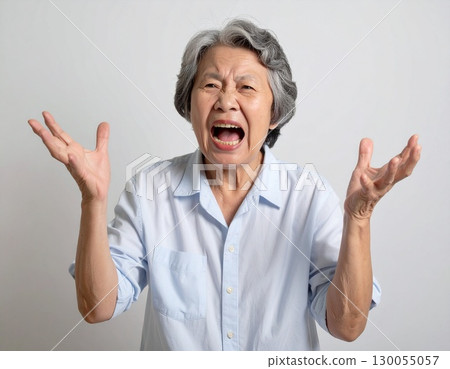 人工智慧生成的一位老年婦女舉起雙手尖叫的圖像 130055057