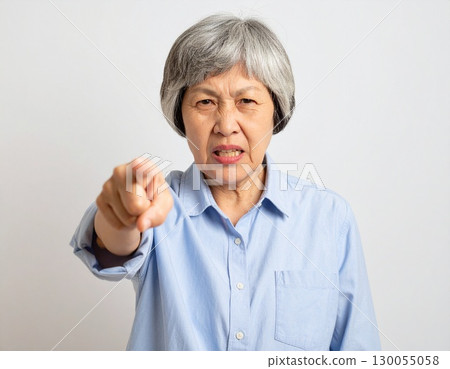 人工智慧生成的憤怒老婦人用手指抱怨的圖片 130055058