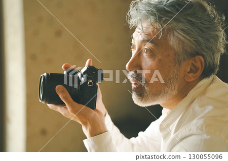 Photographer 130055096
