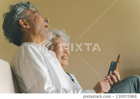 Elderly couple in their later years make their smartphone debut Elderly couple in their later years make their smartphone debut 130055968