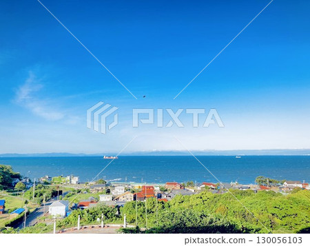 從山上俯瞰大海和城鎮 從山上俯瞰大海和城鎮 130056103