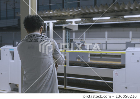 月台上等火車的男人(無臉) 月台上等火車的男人(無臉) 130056216