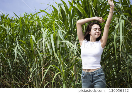 站在甘蔗田裡的可愛女人 130056522