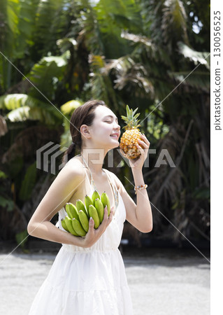 吃鳳梨和香蕉的女人 130056525