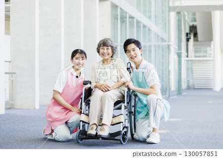 坐輪椅的老年婦女和護理人員 130057851