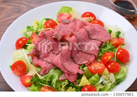 烤牛肉蔬菜沙拉。 130057901