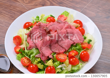 烤牛肉蔬菜沙拉。 130057905