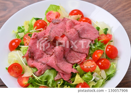 烤牛肉蔬菜沙拉。 130057906