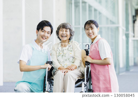 坐輪椅的老年婦女和護理人員 130058045